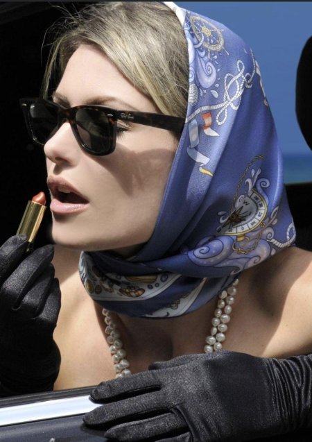 Девушки в платках и очках